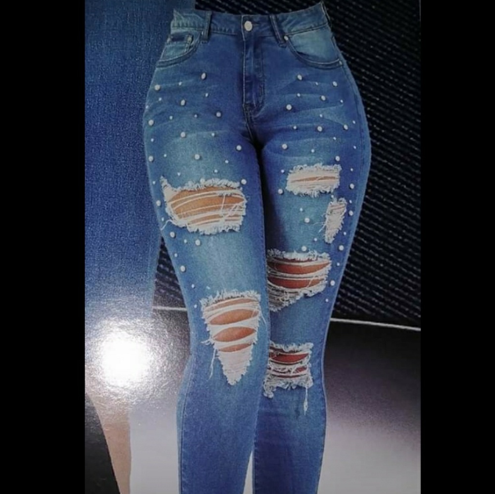 Ripped jeans with pearls
